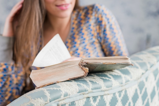 Close-up, de, um, mulher jovem, livro leitura