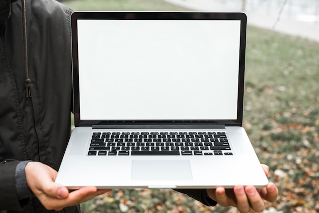 Close-up, de, um, pessoa, mão, mostrando, tablete digital, com, tela branca, exposição, em, ao ar livre