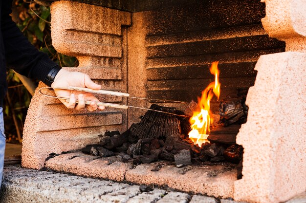 Close-up, de, um, pessoa, mão, queimadura, firepit