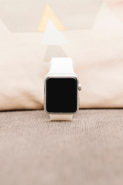 Close-up de um smartwatch com tela em branco