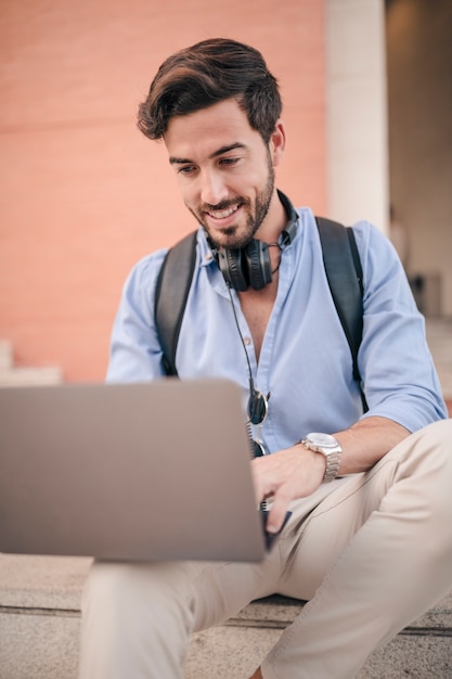 Close-up, de, um, sorrindo, homem jovem, usando computador portátil