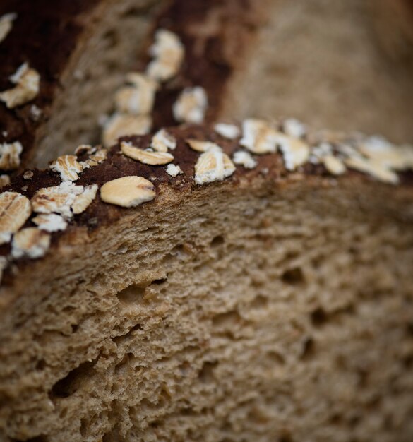 Close up de uma fatia de pão integral