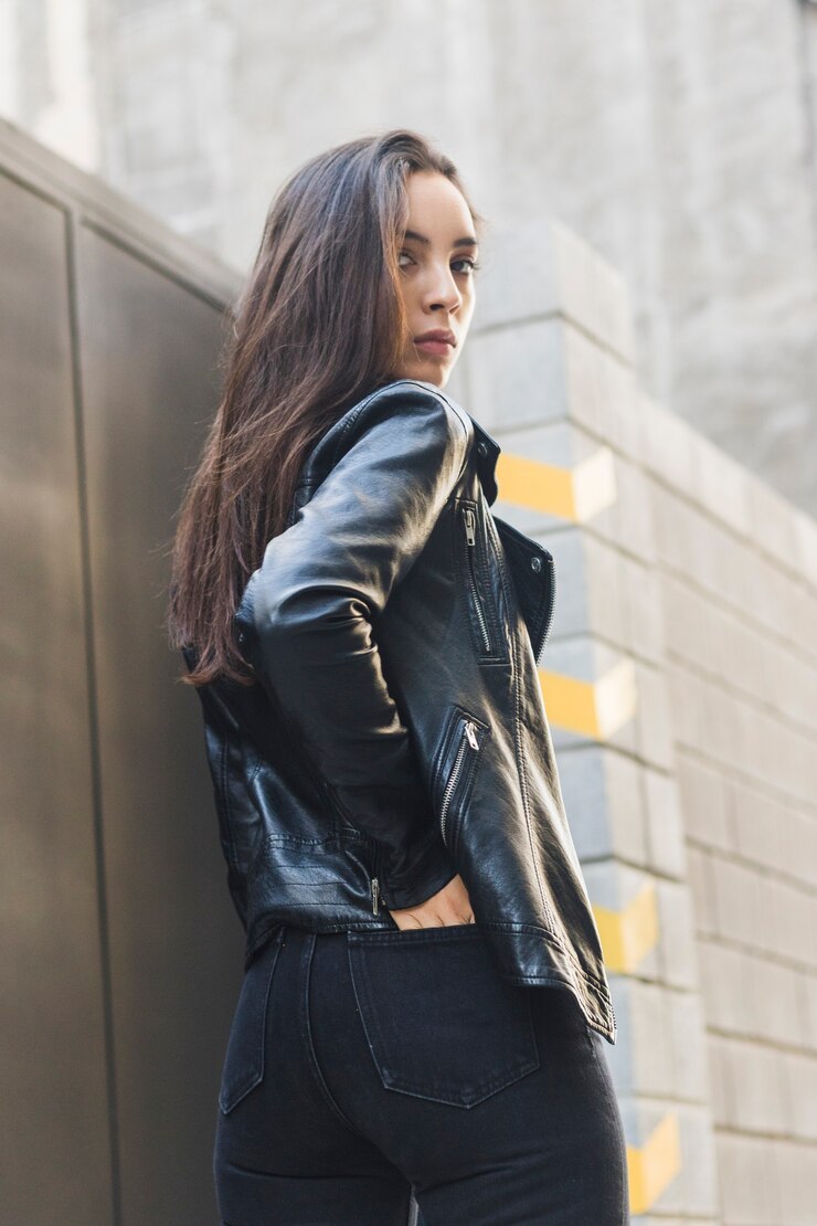Foto grátis close-up de uma jovem elegante com a mão no bolso de trás jeans