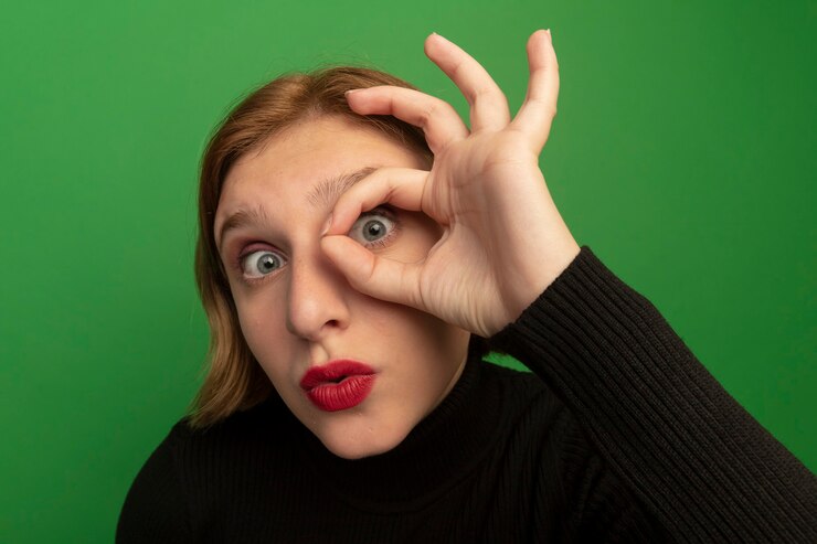 Foto grátis close-up de uma jovem loira impressionada fazendo um gesto de olhar