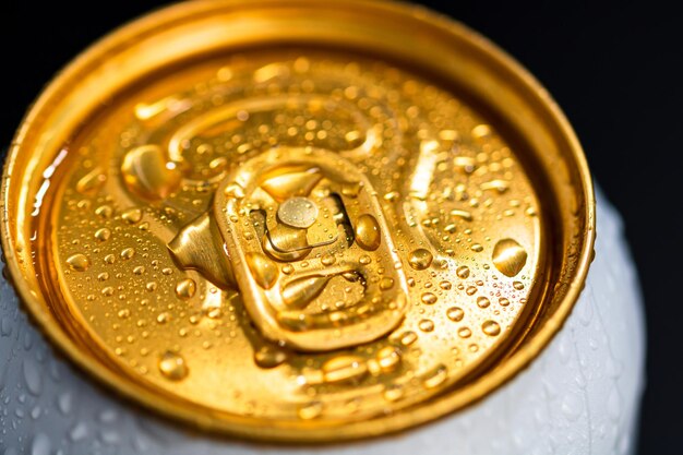 Close-up de uma lata metálica de cerveja com algumas gotas de água