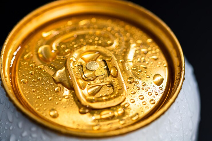 Close-up de uma lata metálica de cerveja com algumas gotas de água