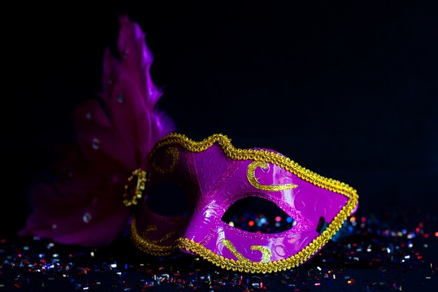 Close up de uma máscara de baile de máscaras em um fundo preto