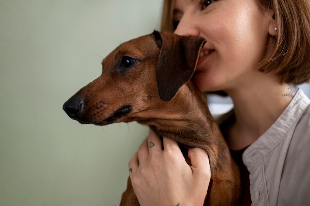 Close-up de uma mulher abraçando seu cachorro de estimação