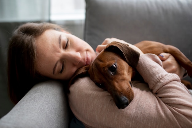Close-up de uma mulher abraçando seu cachorro de estimação Foto Premium