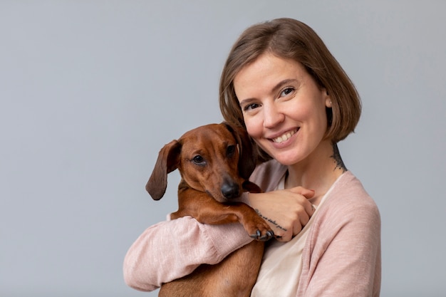 Foto grátis close-up de uma mulher abraçando seu cachorro de estimação