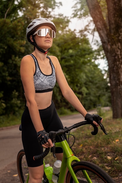 Foto grátis close-up de uma mulher ciclista ao ar livre