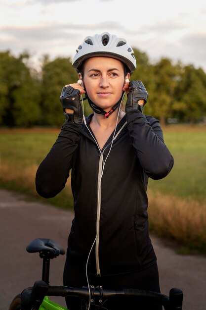 Close-up de uma mulher ciclista ao ar livre