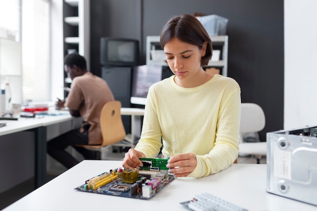 Close-up de uma mulher consertando chips de computador