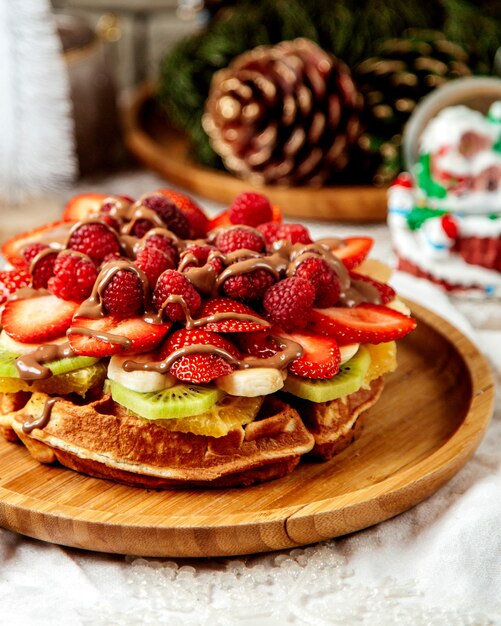 Close-up de waffle com frutas, guarnecidas com chocolate