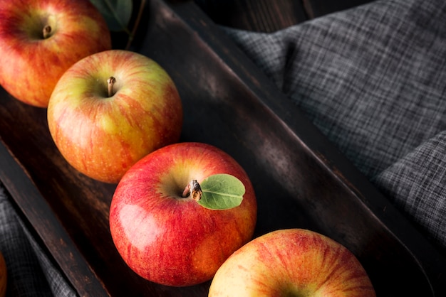 Foto grátis close-up deliciosas maçãs prontas para serem servidas