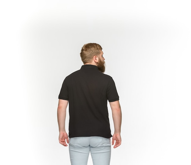 Foto grátis close-up do corpo do jovem em t-shirt preta vazia, isolado no branco.
