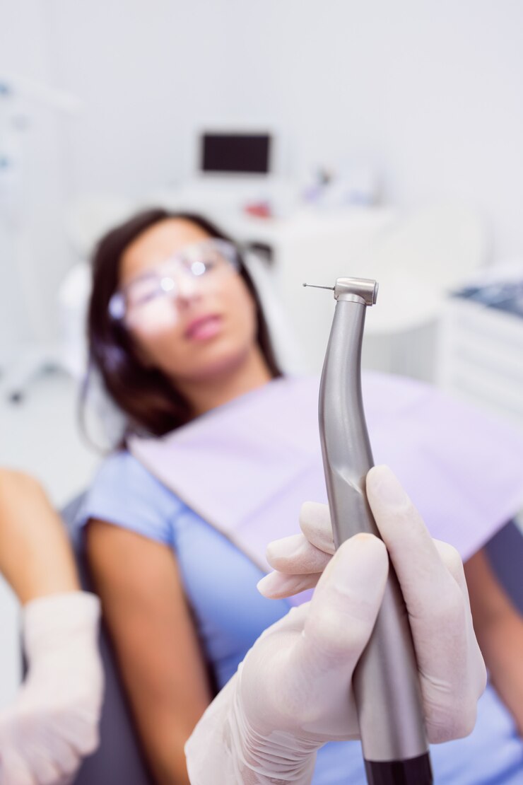 Foto grátis close-up do dentista segurando a peça de mão dental