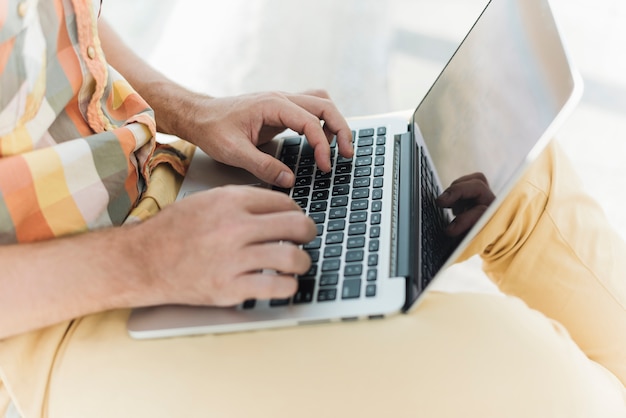 Close-up do homem que trabalha com laptop