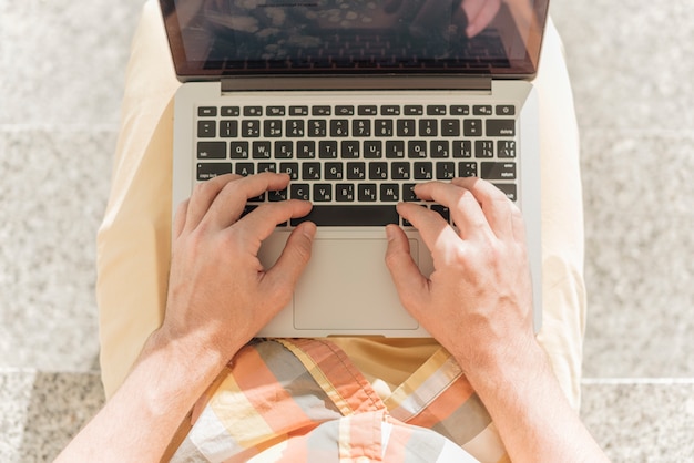 Close-up do homem que trabalha com laptop