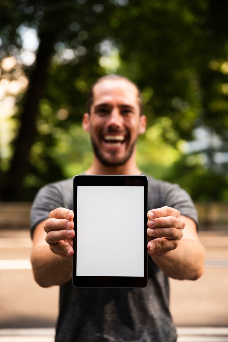 Foto grátis close-up do homem segurando o modelo de tablet
