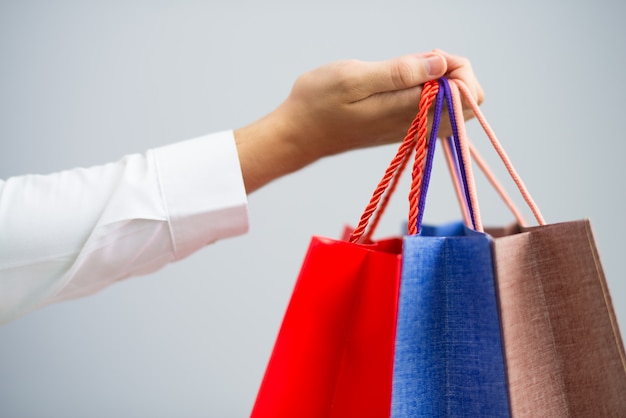 Foto grátis close up do homem segurando sacolas de compras