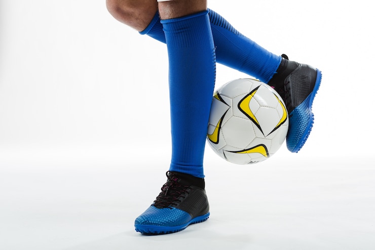 Foto grátis close-up do jogador de futebol melhorar suas habilidades