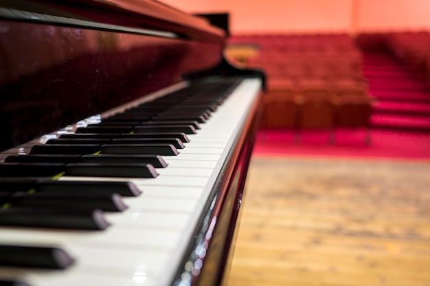 Close-up do piano em frente ao espaço para apresentações
