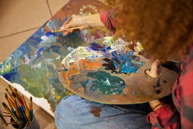 Close-up do processo de um artista está desenhando uma pintura