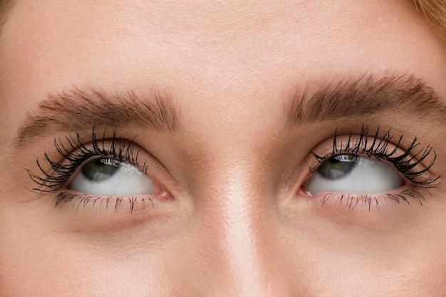 Close-up do rosto de uma bela jovem caucasiana com foco nos olhos Emoções humanas