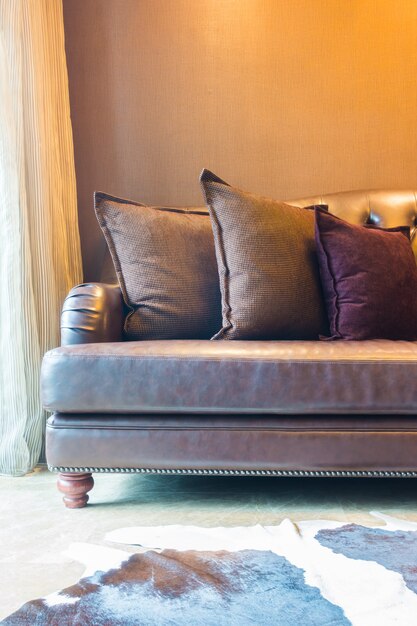 Close-up do sofá com três almofadas