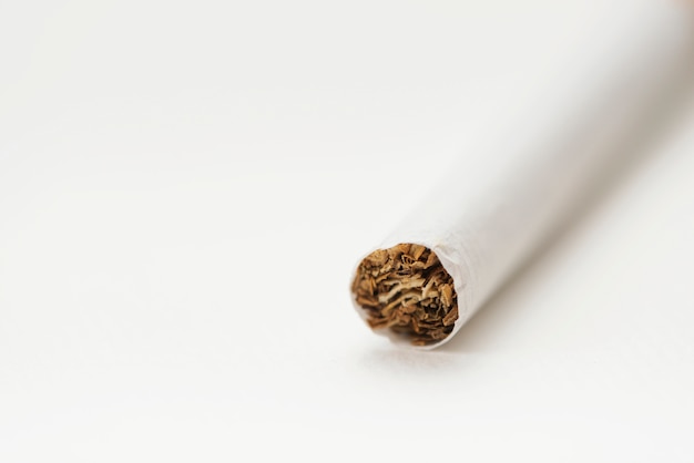 Close-up do tabaco dentro de um cigarro