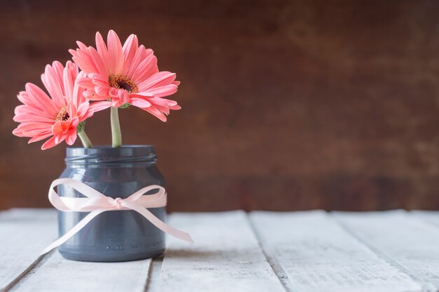 Close-up do vaso com flores e fita