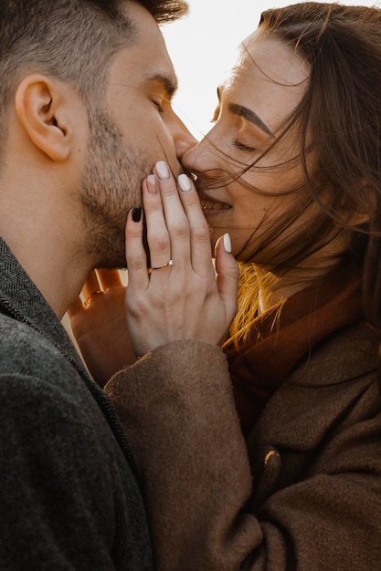 Close-up doce casal se beijando