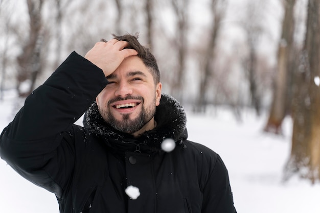 Close-up em adulto feliz brincando na neve