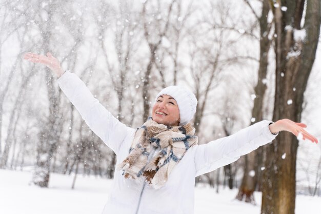 Close-up em adulto feliz brincando na neve