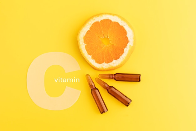 Close-up em complementos alimentares com laranja