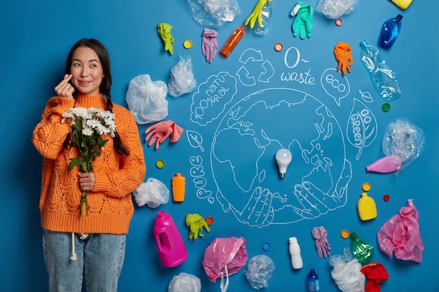 Foto grátis close-up em jovem ativista perto de colagem de conceito de ecologia