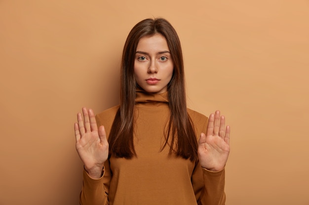 Foto grátis close-up em jovem atraente e carismática mulher isolada