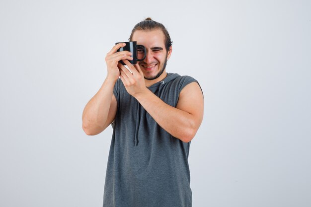 Foto grátis close-up em jovem gesticulando isolado