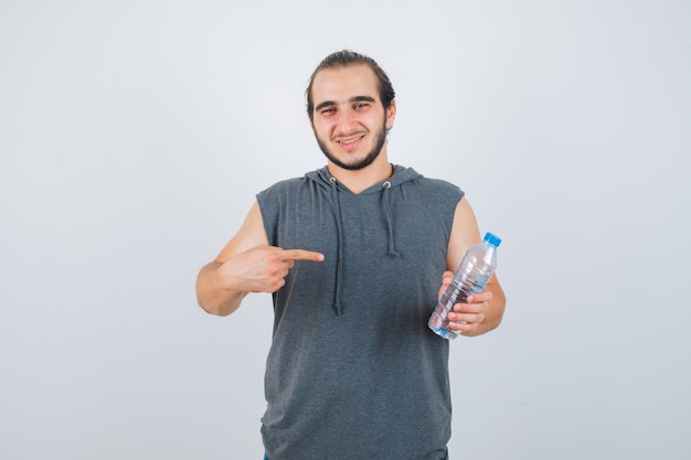 Foto grátis close-up em jovem gesticulando isolado