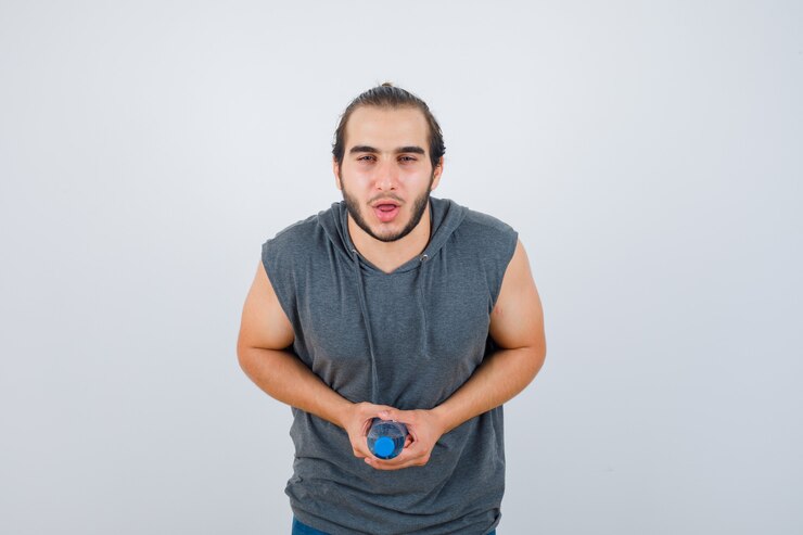 Foto grátis close-up em jovem gesticulando isolado