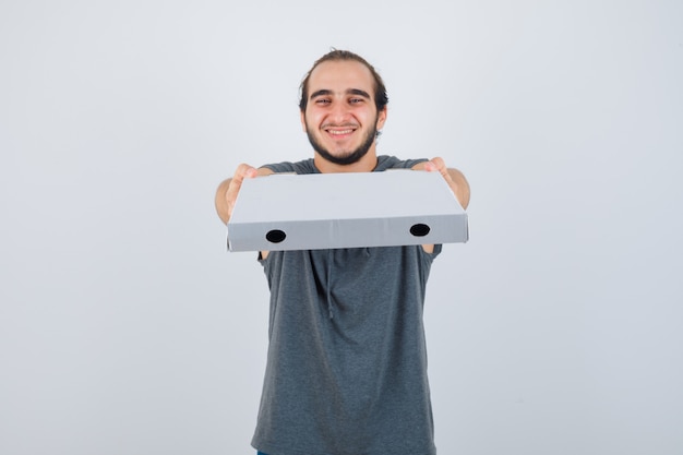 Foto grátis close-up em jovem gesticulando isolado