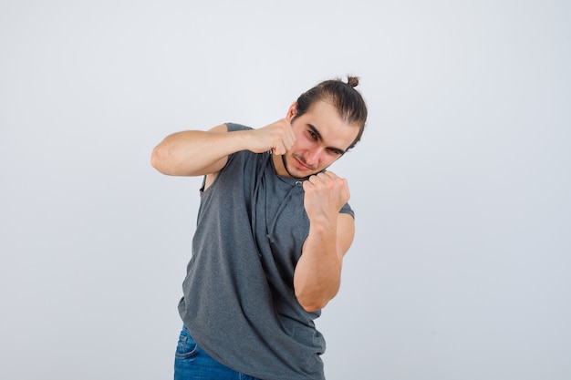 Foto grátis close-up em jovem gesticulando isolado