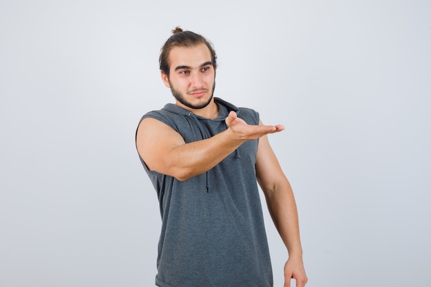 Foto grátis close-up em jovem gesticulando isolado