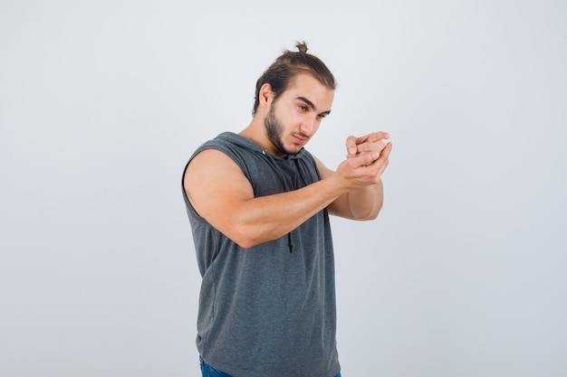 Foto grátis close-up em jovem gesticulando isolado