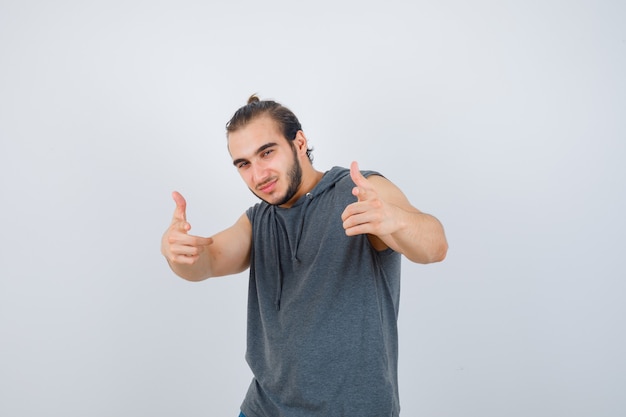 Foto grátis close-up em jovem gesticulando isolado