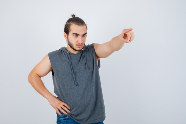 Foto grátis close-up em jovem gesticulando isolado