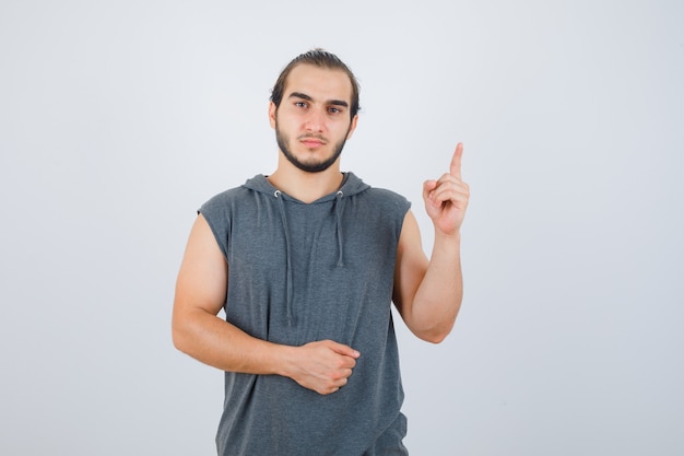 Foto grátis close-up em jovem gesticulando isolado