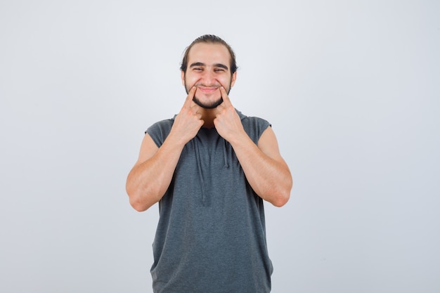 Foto grátis close-up em jovem gesticulando isolado