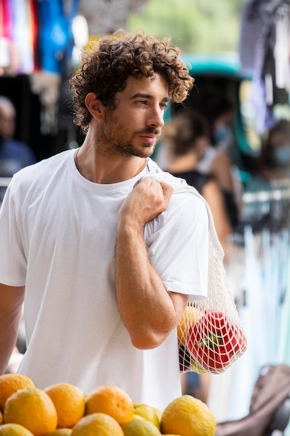 Foto grátis close-up em jovem no mercado de alimentos